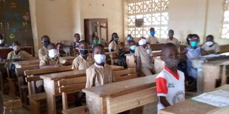 Des élèves suivant attentivement le cours dispensé par le maitre. (Dr)