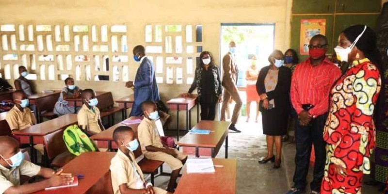 La ministre Kandia Camara dans une salle de classe à Cocody. (DR)
