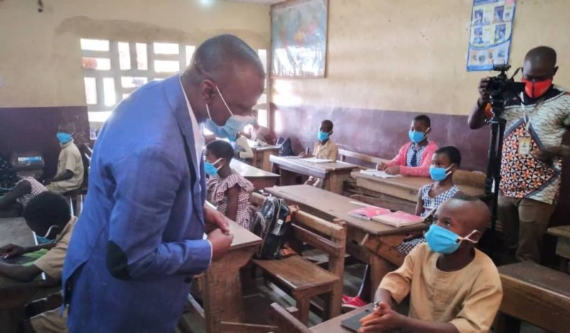 Le Ministre des Transports, Amadou Koné a fait un important don de kits sanitaires aux établissements scolaires de Bouaké