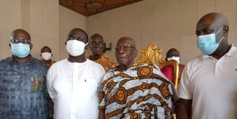 Le ministre Adom Roger en compagnie du roi de l'Indénié.(DR)