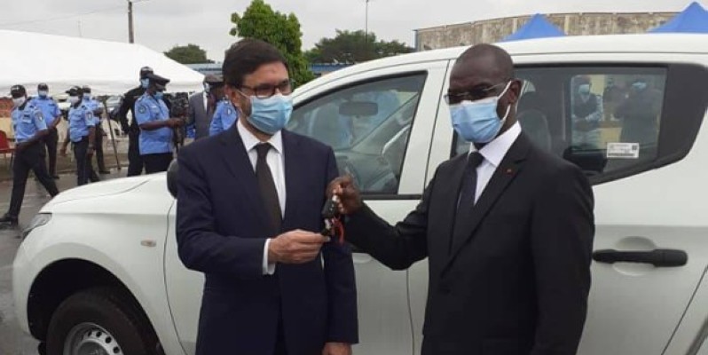 Don de l'ambassadeur de l'Espagne à la Police nationale. (DGPN)
