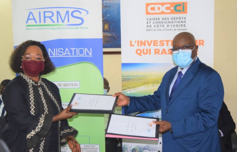 Mme Colette Koné (Dg de l'Airms) et M. Lassina Fofana (Dg de la Cdc-Ci) lors de la signature de partenariat, le 27 mai 2020.