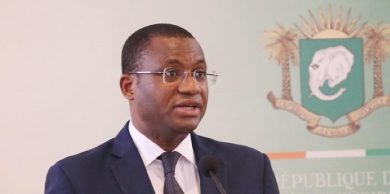 Le ministre Sidi Touré, porte-parole du gouvernement, au cours du point de presse. (Dr)