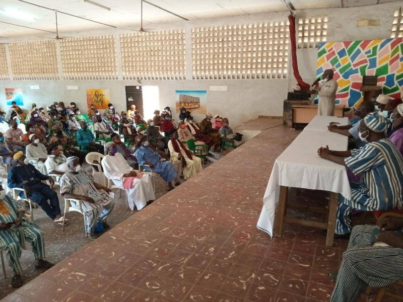 Dr Paul Dakuyo, délégué communal du Rhdp de Bouaké-Belleville, face aux chefs de communauté.