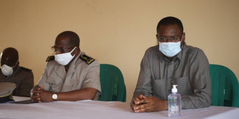 Le ministre Sidi Touré (à droite) a apporté son soutien aux restauratrices de Béoumi et Sakassou. (DR)