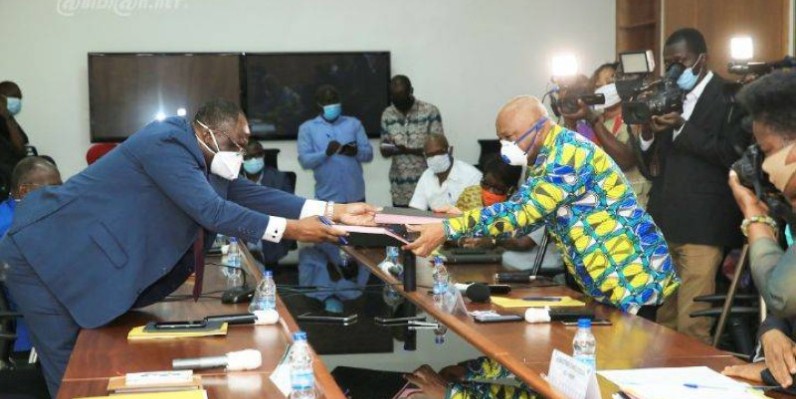 Échange de documents après la signature d'un accord cadre de collaboration pour préparer la présidentielle d'octobre. (Ph : Dr)