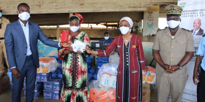 La ministre de la Femme, de la Famille et de l’Enfant, lors de la remise des dons aux commerçantes de Bingerville. (Dr)