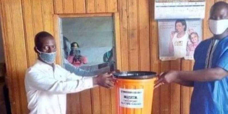 Remise symbolique du don aux délégués Fop.cc de Duékoué et Man. (DR)