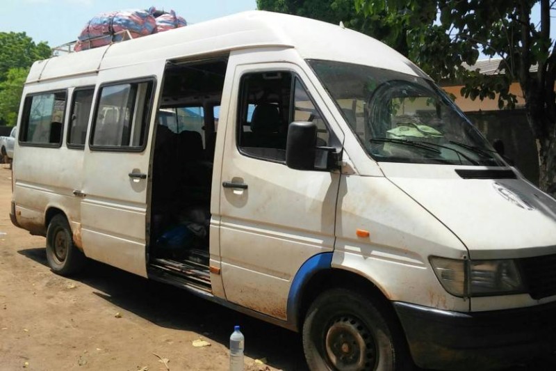 Une vue du véhicule transportant des passagers en provenance du Burkina Faso. (AIP)