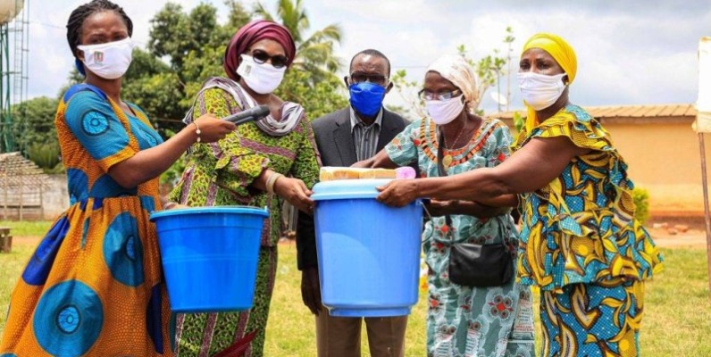 Des femmes ont réceptionné des kits sanitaires. (DR)