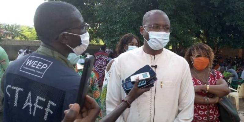 Le ministre Sidi Touré (en blanc) a célébré les femmes de Sakassou et de Béoumi. (DR)
