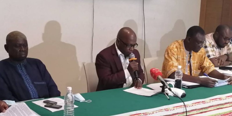 Le premier vice-président du Gie-Procaci, Salif Coulibaly (au centre micro en main), a plaidé pour la mise en place d’une interprofession. (Dr)