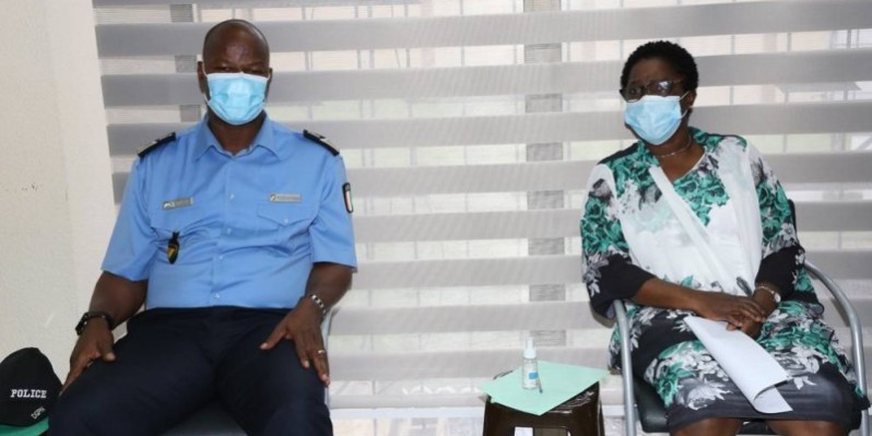Le commissaire principal Charlemagne Bleu, porte-parole de la Police nationale et Dr Édith Kouassy, conseiller technique du ministre de la Santé et de l'Hygiène publique. (Poro Dagnogo)