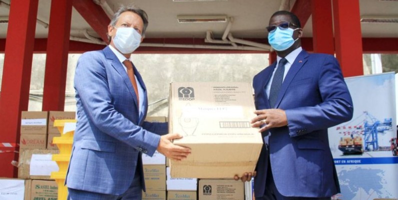 L’ambassadeur de la Délégation de l’Union européenne en Côte d’Ivoire, Jobst Von Kirchmann (à gauche) lors de la remise du don. (Dr)