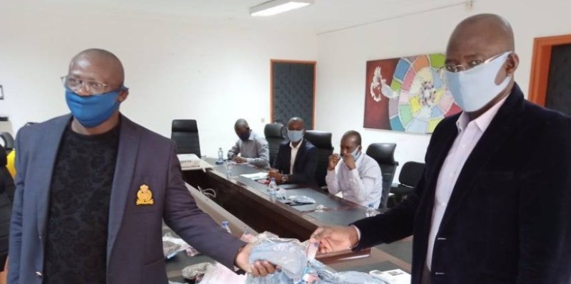 Ouattara Karim (à droite) s’est réjoui du don fait par l’artiste Christy B. (Dr)