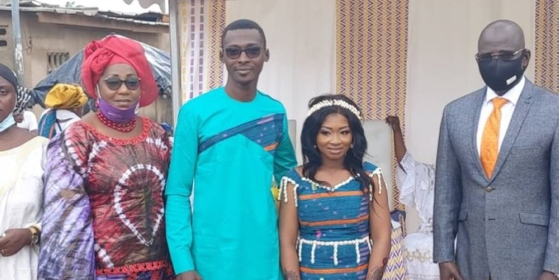 Le couple Ouattara a posé avec l’artiste Mawa Traoré. (photo : Dr)