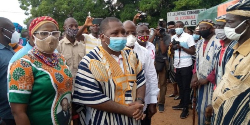 Konaté Sidiki accompagné du maire de Logoualé, Mme Jeannette Badouel. (Dr)
