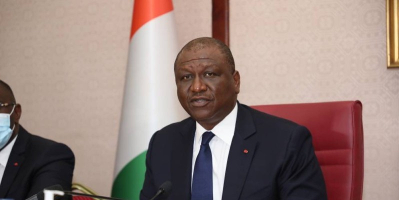 Le ministre d’État, ministre de la Défense, Hamed Bakayoko, assurant l’intérim du Premier ministre, a présidé à la Primature, la cérémonie de signature de conventions entre 12 des 19 entreprises de transformation de caoutchouc naturel et le gouvernement. (HONORÉ BOSSON)