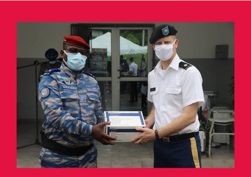 A gauche : Général de Division Alexandre Apalo Touré, Commandant Supérieur de la Gendarmerie Nationale de Côte d’Ivoire
A droite : Lieutenant-Colonel Andrus Chaney, Attaché de Défense auprès de l’Ambassade des Etats-Unis en Côte d’Ivoire