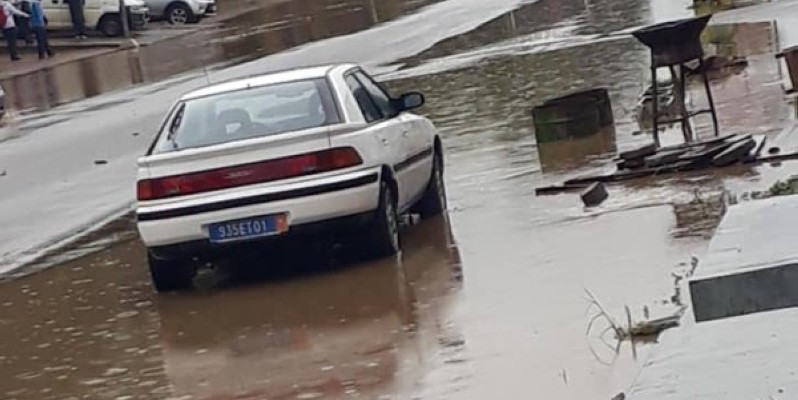 Un véhicule dans les eaux de pluie. (Dr)