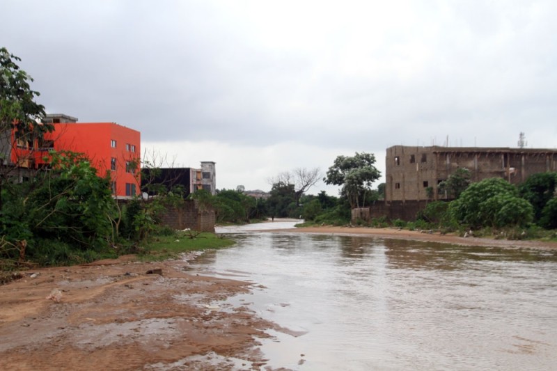 Des immeubles construits sur le passage de l’eau. (Ph: Sébastien Kouassi)