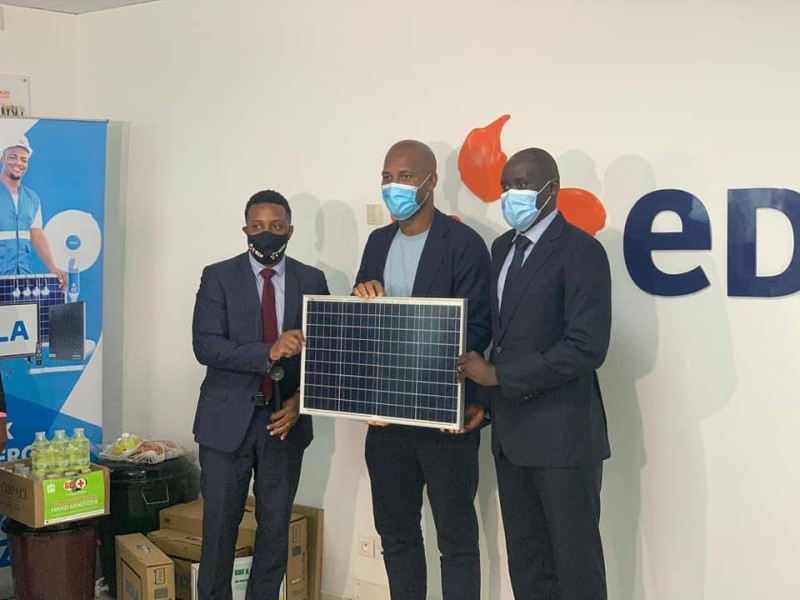 Didier Drogba s’engage pour des kits solaires au profit de l’école télévisée