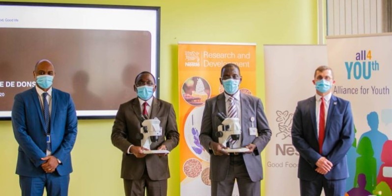 Remise de dons du centre de recherche et développement (Crd) de Nestlé au Cnra et à l'Université Nangui Abrogoua (Nestlé)