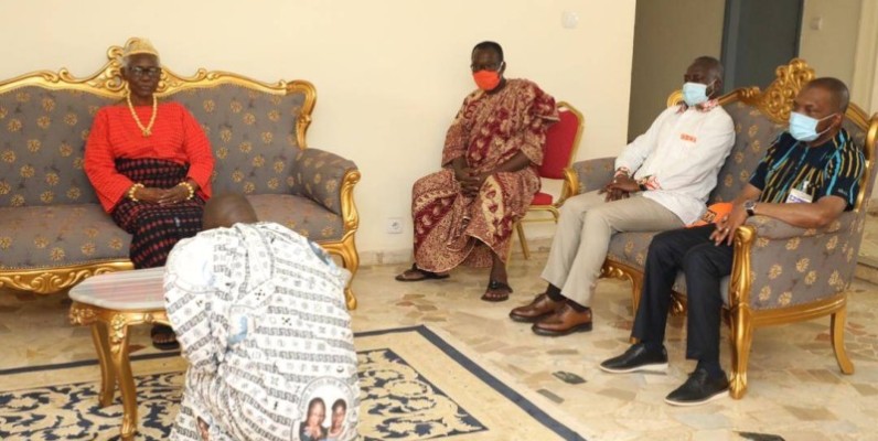 Adama Bictogo chez la Reine des Baoulé, à Sakassou. (Dr)