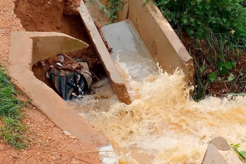 Les canaux d'évacuation des eaux usées ont cédé sous les pluies diluviennes. (Dr)