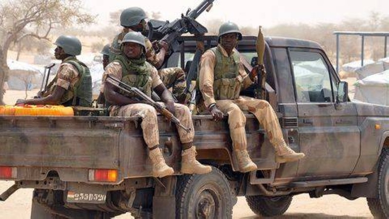 Des soldats nigériens en patrouille entre Diffa et Bosse, dans le sud-est du Niger. (Dr)
