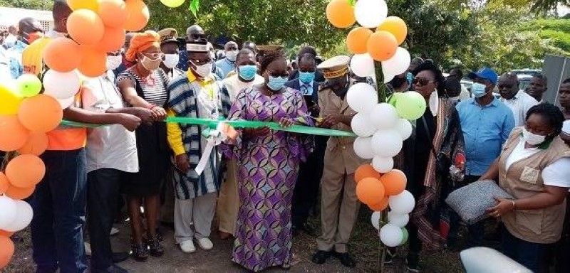 Anne Désirée Ouloto procède à l'inauguration dune école. (DR)