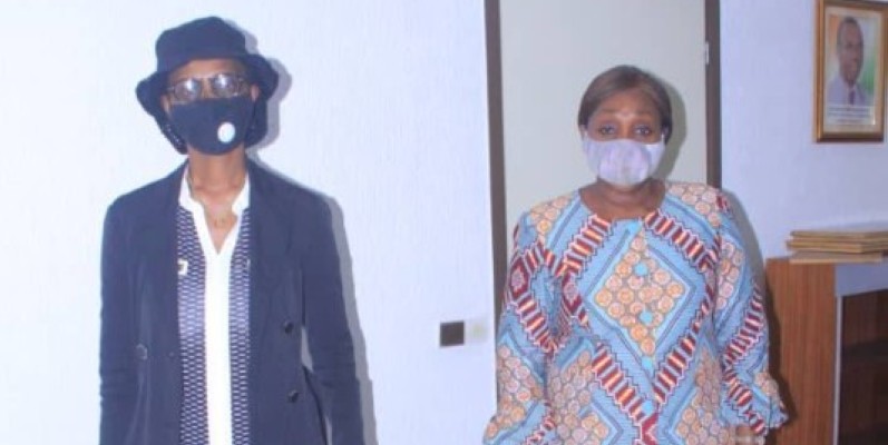Belthilde Metoua Koffi, la veuve de l’artiste (à gauche) et la ministre Raymonde Goudou-Coffie après l'audience. (DR)