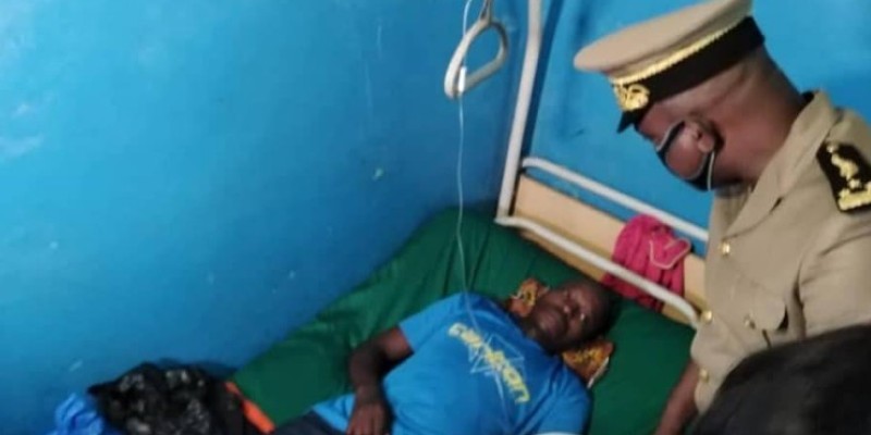 Un des blessés qui reçoit la visite du préfet d'Abidjan. (Dr)