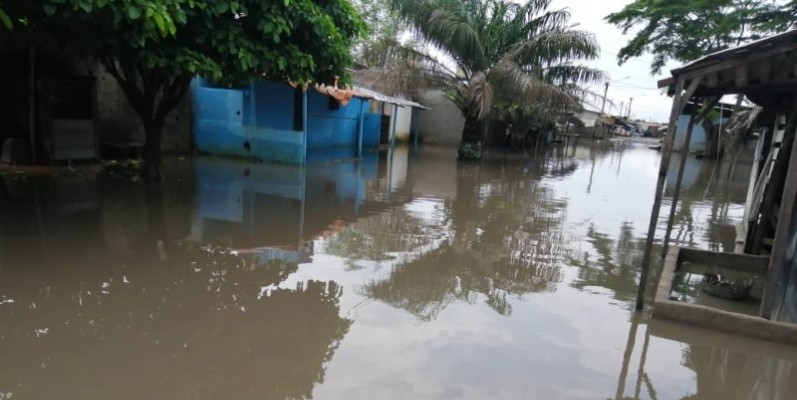 Passer d’une cours et d'une ruelle à une autre dans les quartiers situés sur la route de Grans Bassam, c’est vraiment la croix et la bannière. De braves riverains comme Jean Louis Dadi (au fond en bleu) sont obligés d’orienter les passants pour éviter qu’ils ne s’embourbent.  