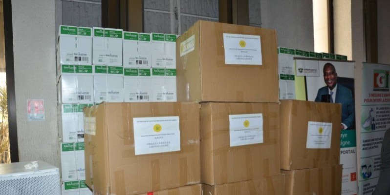 Un aperçu du don de l'Association des résidents chinois de Côte d'Ivoire aux Impôts. (DR)