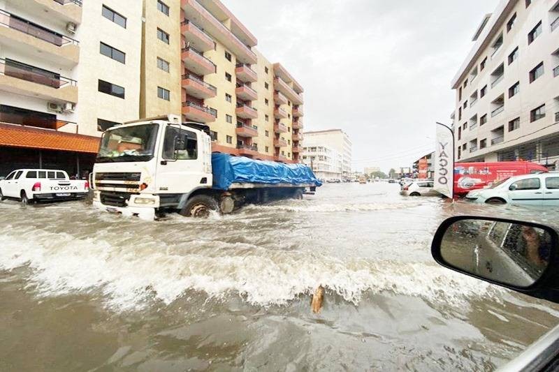 La météo en alerte. La quantité d’eau déversée par les pluies est telle que les infrastructures d’assainissement ont été débordées.La pluviométrie explose à Abidjan.