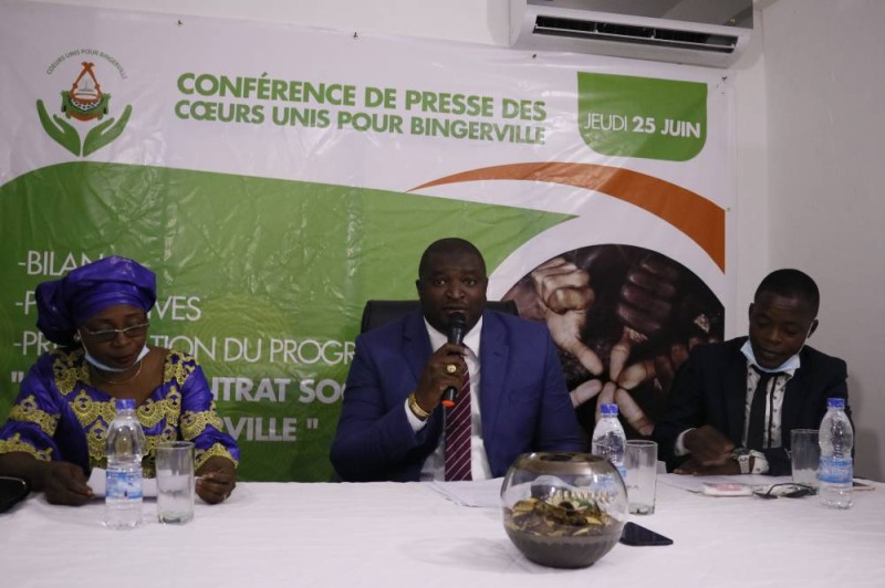Le président de la Fondation Hermann N’ZI (au micro) annonce de grands chantiers pour la jeunesse ivoirienne.(DR)