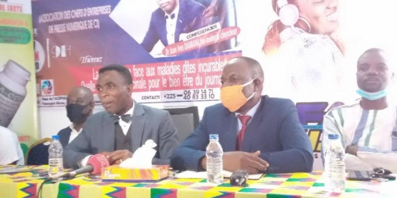 Dr Jean Yves Diamana (au centre), lors de la conférence de presse. (Dr)