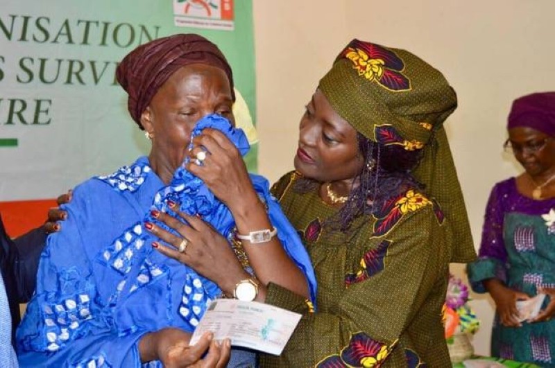 Les familles ont reçu chacune la somme de 300 000 FCfa des mains de la ministre Mariatou Koné. (Photo d'archives)