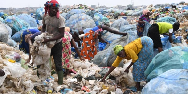 Des personnes en train de trier des déchets. (DR)
