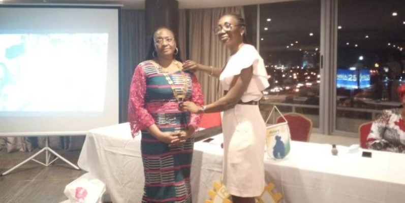 Michelle Beugré Anasthasie, la nouvelle présidente du Rotary Club Abidjan Akwaba (à gauche), reçoit ses attributs des mains de la présidente sortante, Victoire Gabala.