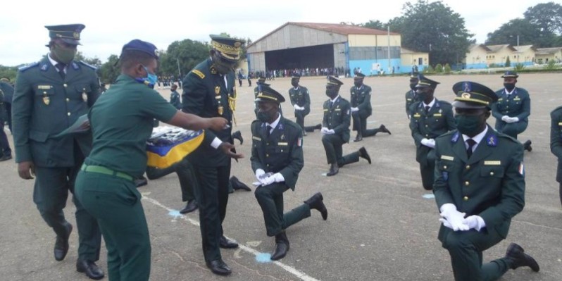 


Les nouveaux soldats recevant leurs insignes. (photos : dr)