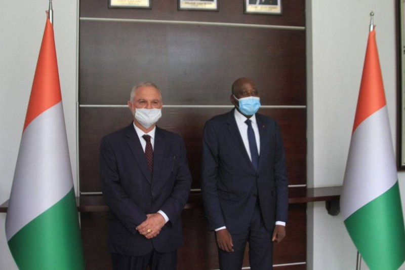 L'ambassadeur de France en Côte d'Ivoire, Gilles Huberson et le Premier ministre Amadou Gon Coulibaly après l'audience. (Sébastien Kouassi)