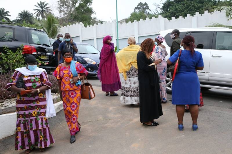 A l'entrée de la résidence du Premier ministre les quelques femmes regroupées, affichent un air de tristesse face à la nouvelle. Poro Dagnogo