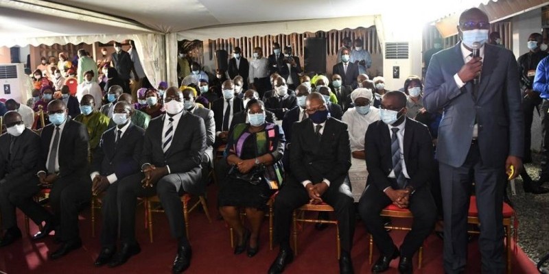 La délégation de la Primature conduite par le directeur de cabinet, Emmanuel Koffi Ahoutou, a salué la mémoire du grand homme d'Etat. (DR)