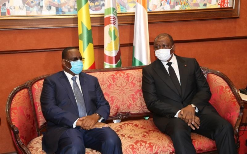 Le Président Macky Sall qui a pris part à la cérémonie d'hommage a été accueilli à l'aéroport par le ministre d’État, Hamed Bakayoko. (Ph : Poro Dagnogo)
