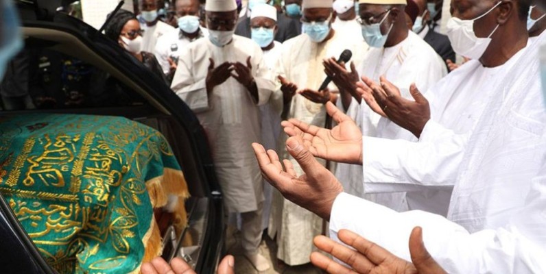 Le Président de la République Alassane Ouattara et les imams en prière, devant la dépouille du Premier ministre lors de la prière avant le transfert à Korhogo. (Primature)