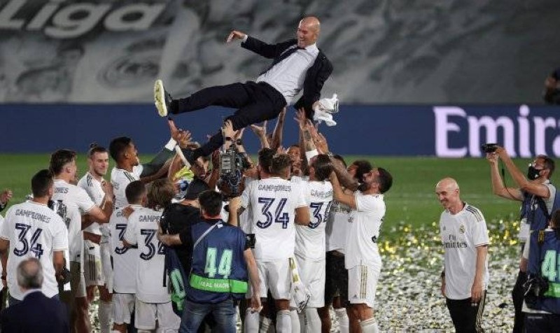 Zidane porté en triomphe par ses joueurs après le sacre. (DR)