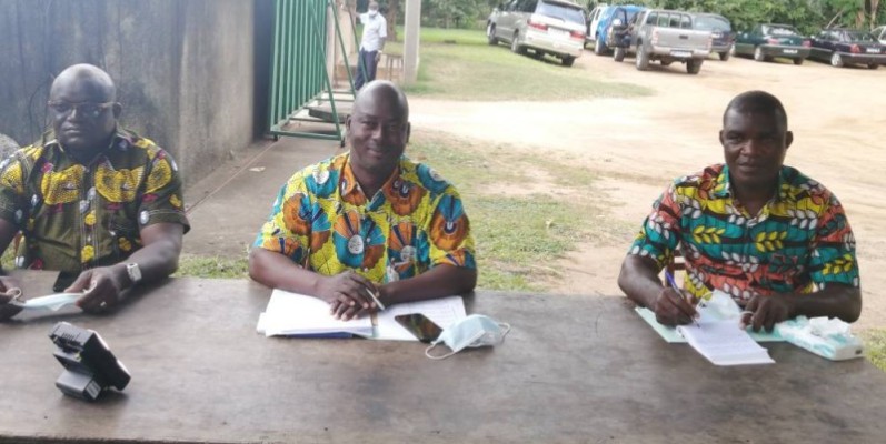 Dr. Edmond Koffi, porte-parole du collectif des syndicats du Cnra (au centre).