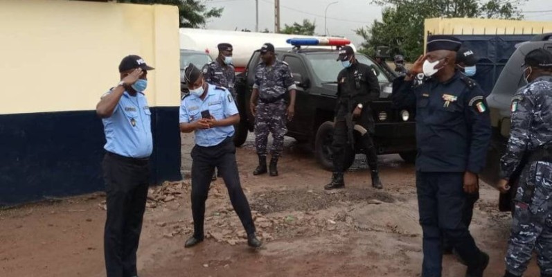 Le directeur général de la police, Kouyaté Youssouf (à droite), a félicité le commissaire de Duékoué, Thio Richard, pour la qualité de service. (DR)